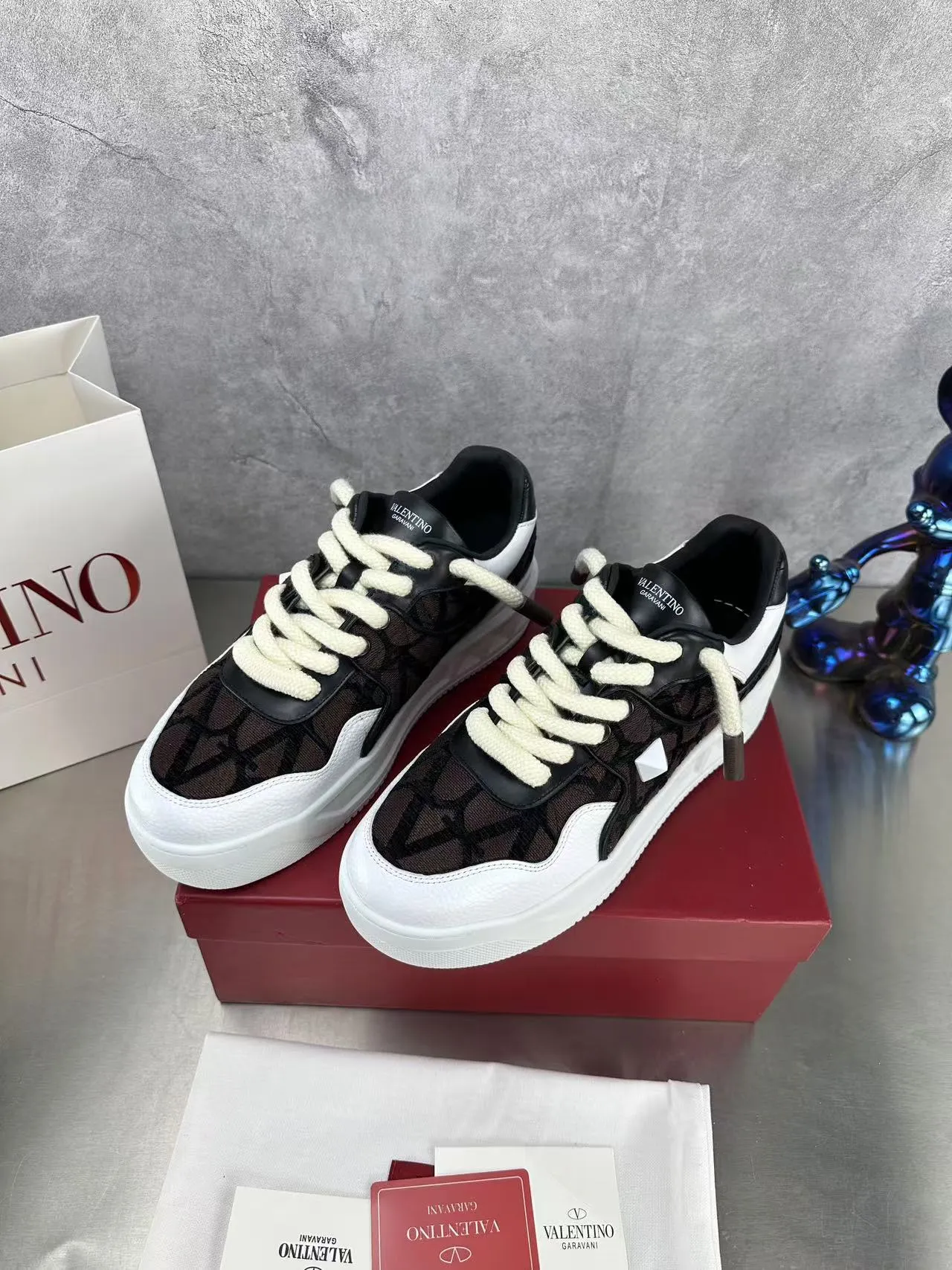 👟👟Ex-factory price 640👟👟 🔺Valentino🔺Valentino new casual shoes 2023 latest model hot style for catwalk couples, thick shoelaces, the same style as Elsa Hosk, Zhang Yixing, Guan Xiaotong and many other stars 🔥 Top version + lasting process, full oil edge on the upper. Fabric: Customized cowhide + cowhide lining with breathable mesh. Outsole: original molded TPU thickened outsole. Size for women is 35-40. Men’s size is 39-45.